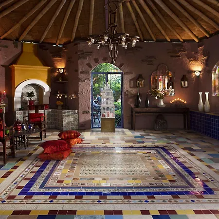 Dionysos Hotell 4*